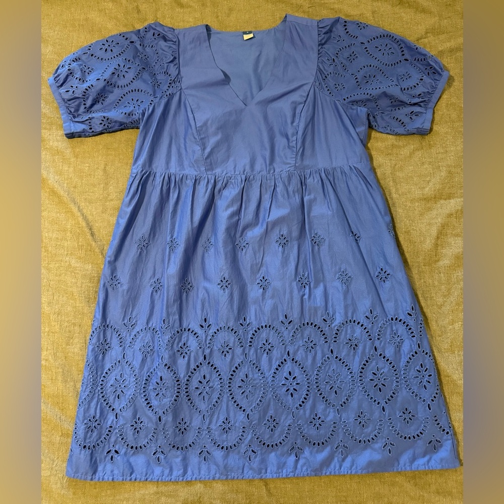 Old Navy Women’s V-Neck Eyelet Mini Dress Size Medium - Picture 2 of 5